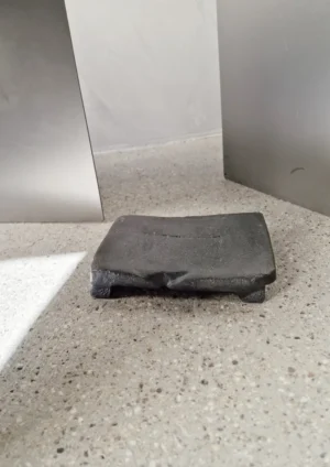 kiner ceramics - Tray S 2 noir irisé