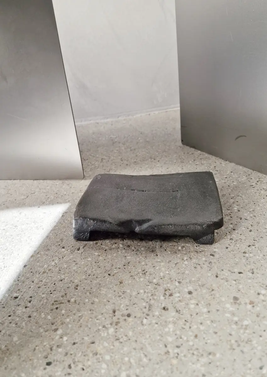 kiner ceramics - Tray S 2 noir irisé