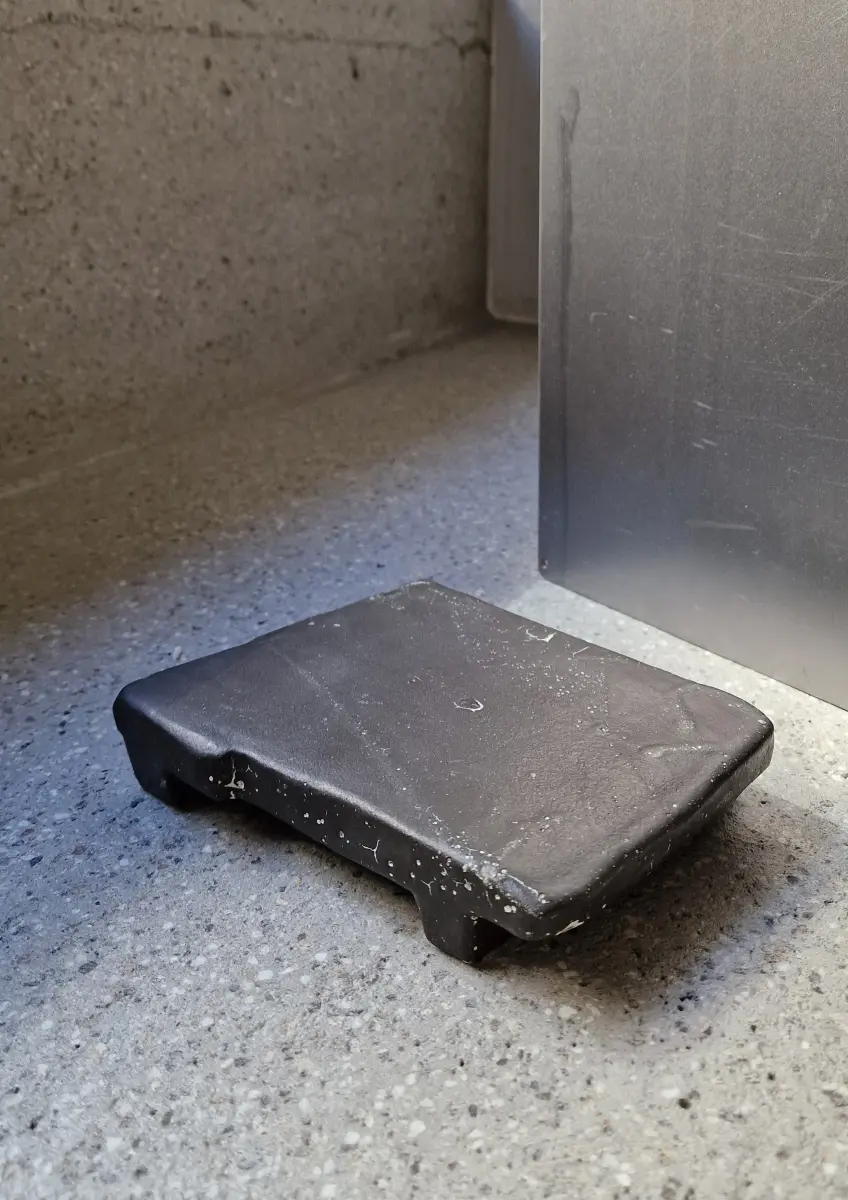 kiner ceramics - Tray S/M 1 noir blanc