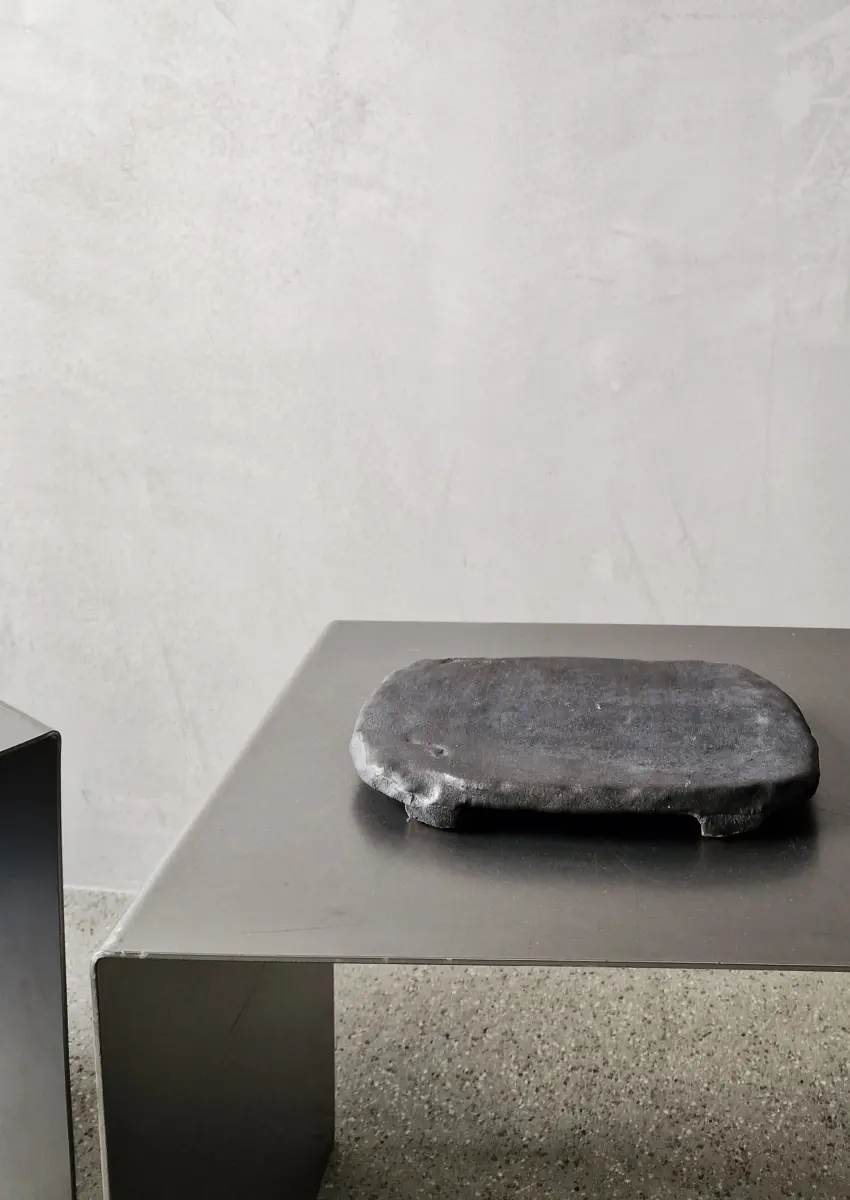 kiner ceramics - Tray M 7 noir irisé