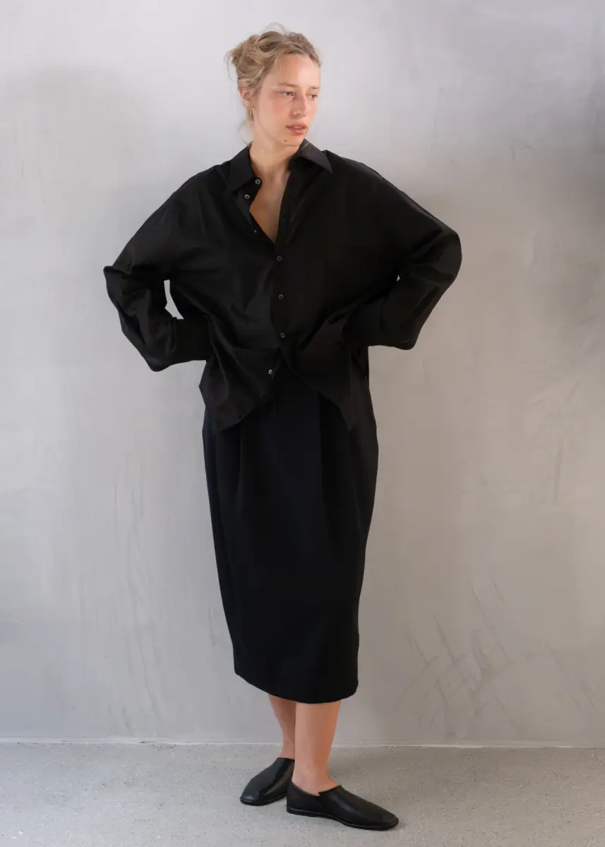 Casa Vayu - Classic Shirt black + Pleated Maxi Skirt midnight