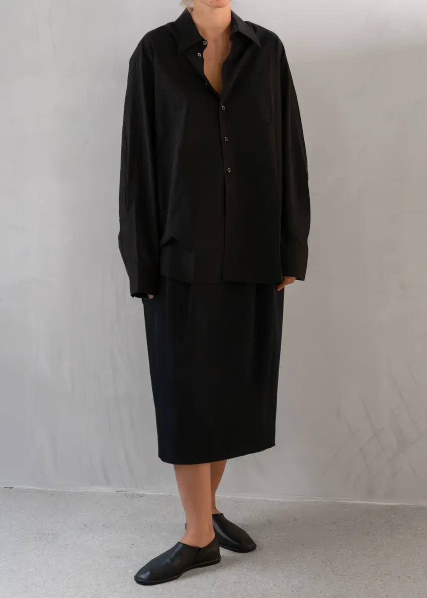 Casa Vayu - Classic Shirt black + Pleated Maxi Skirt midnight