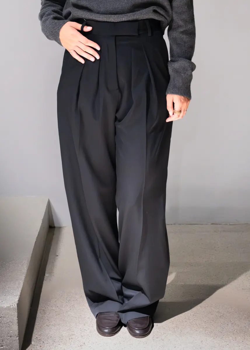 Casa Vayu - Crew Neck Sweater grey + Pleated Pants black