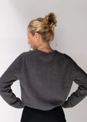 Casa Vayu - Crew Neck Sweater grey + Pleated Pants black