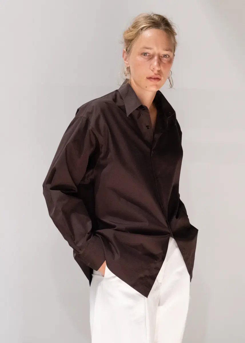 Casa Vayu - Classic Shirt brown + Volume Pants white