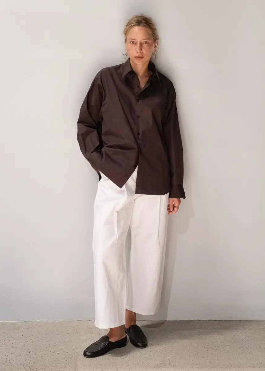 Casa Vayu - Classic Shirt brown + Volume Pants white