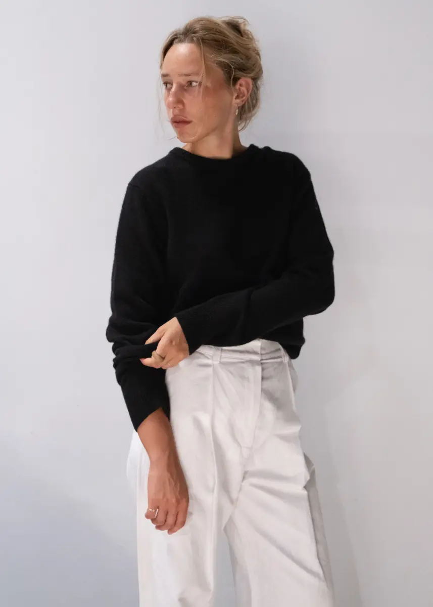 Casa Vayu - Crew Neck Sweater black + Volume Pants white