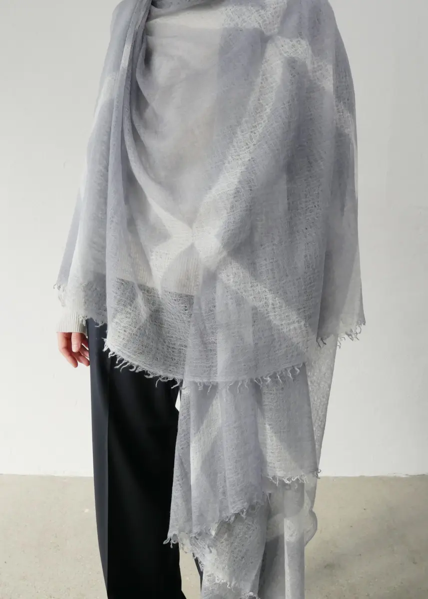 Suzusan - Featherweight Scarf grey